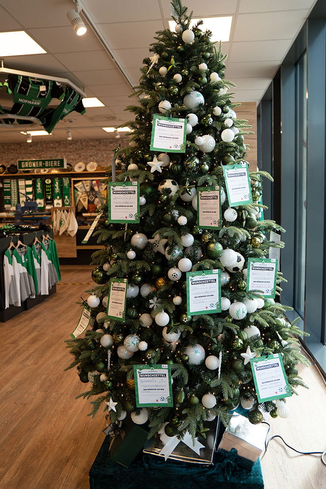 Der Wunschzettel-Weihnachtsbaum im Fürther Fan-Shop