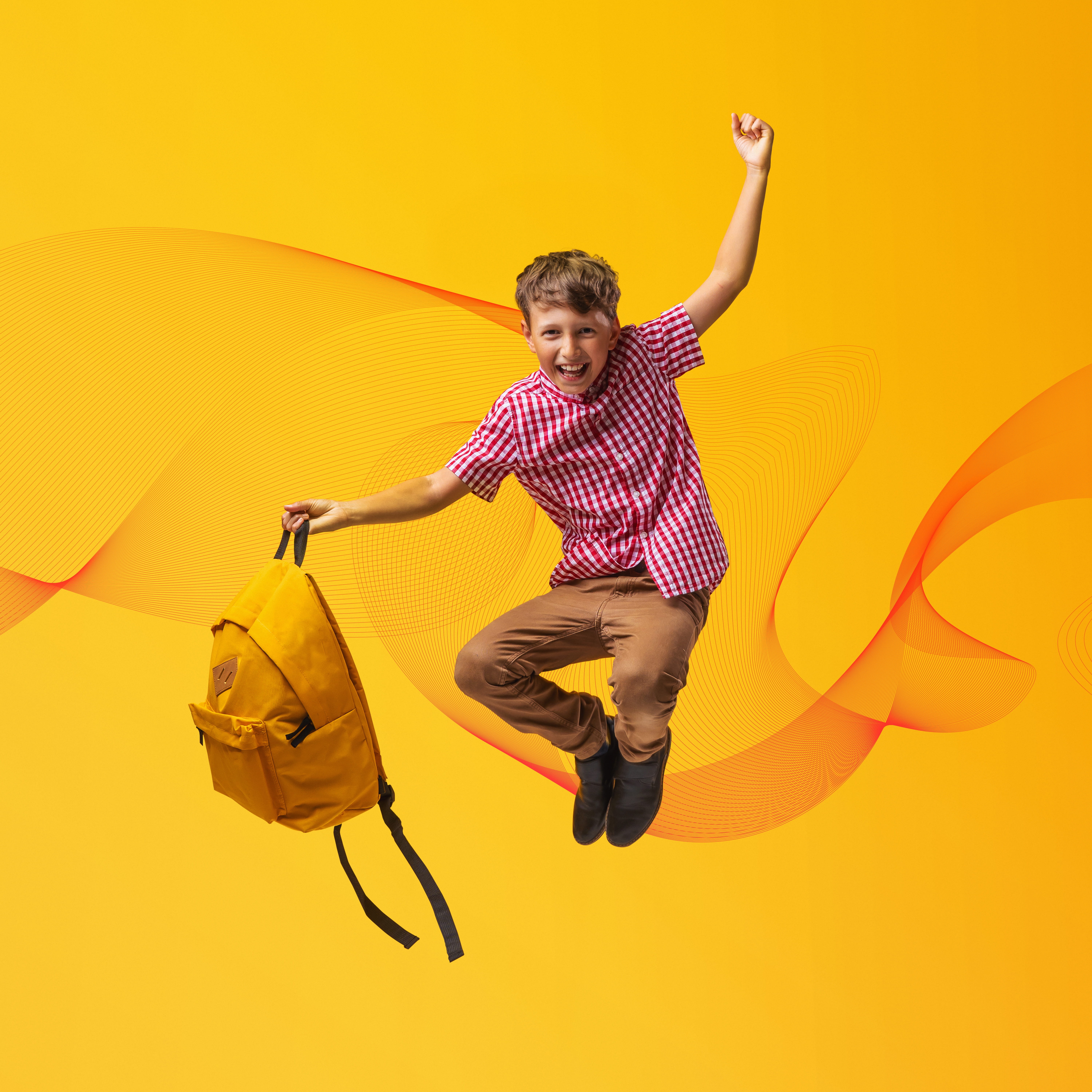Jeune garçon avec sac à dos jaune qui saute